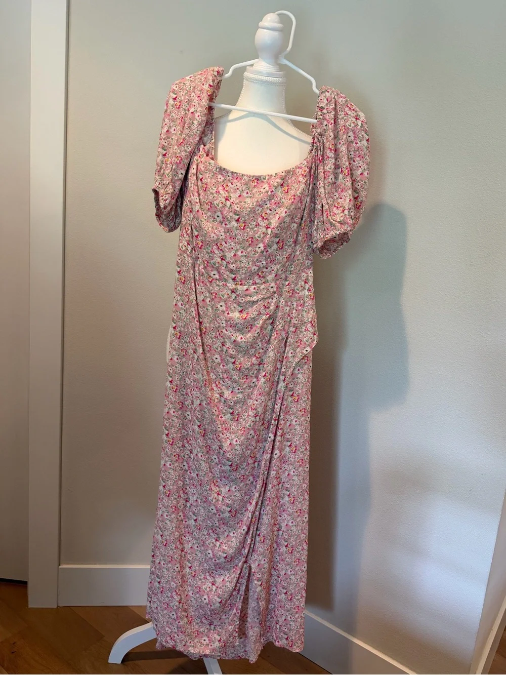 Astr The Label Pink Floral Puff-Sleeve Midi Dress